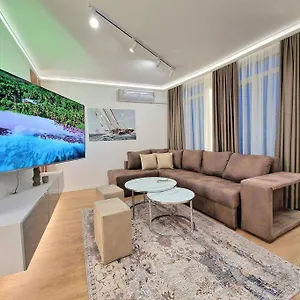 Luxury Apartment. 75 Inches Tv Warna